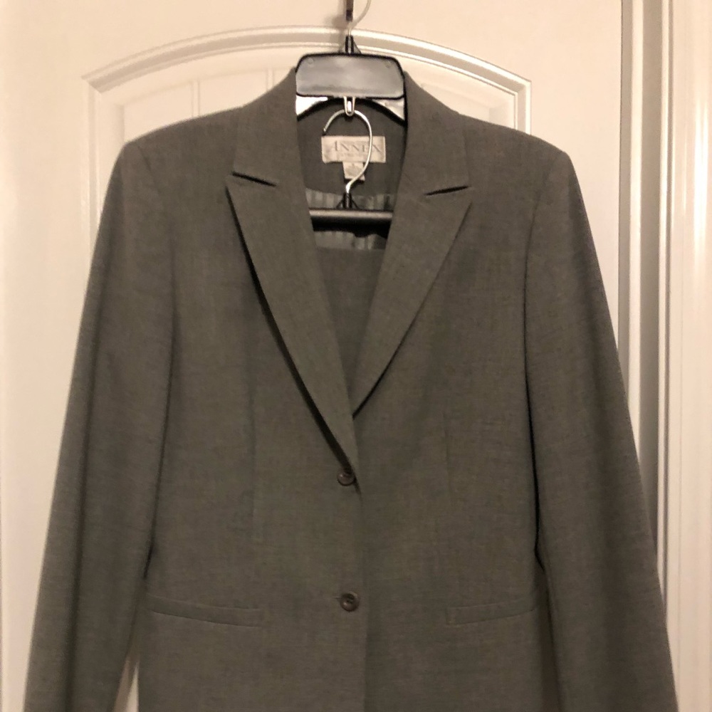 Casual Corner Annex suit - gray